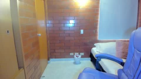 Snapshot of dakotaa_aa chatting on January 3, 1:58 pm The girl of your dreams o online show from January 3, 1:58 pm