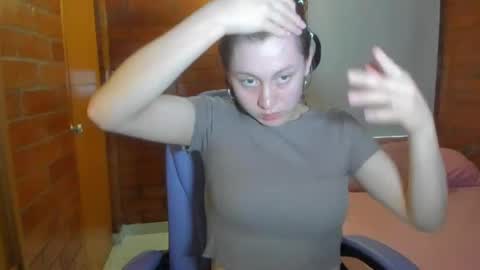 Snapshot of dakotaa_aa chatting on January 7, 9:35 pm The girl of your dreams o online show from January 7, 9:35 pm