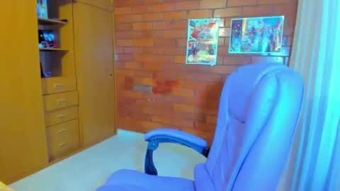 Snapshot of dakotaa_aa chatting on February 5, 6:48 pm The girl of your dreams o online show from February 5, 6:48 pm