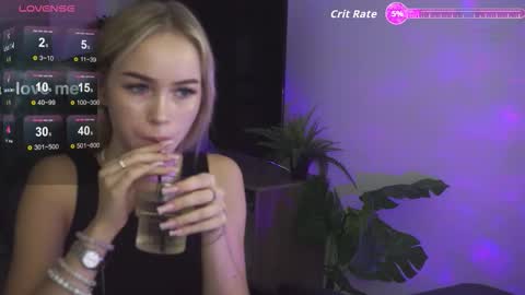 dakotaajohnnson online show from September 12, 8:25 am