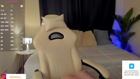 dakottaa__ online show from December 12, 10:09 pm