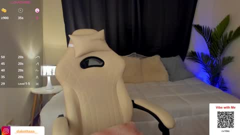 dakottaa__ online show from December 22, 1:45 am