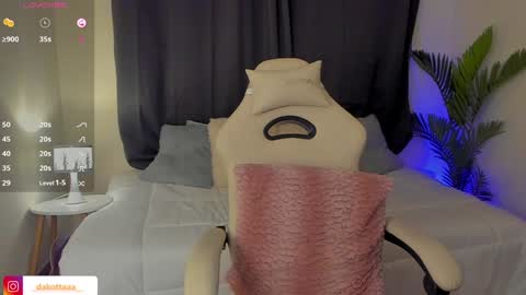 dakottaa__ online show from January 6, 11:09 pm