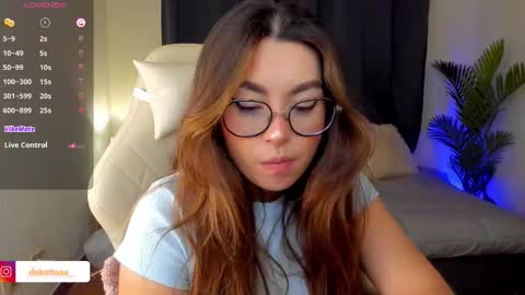 dakottaa__ online show from September 12, 11:37 pm