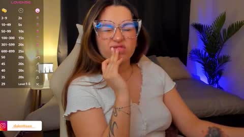 dakottaa__ online show from December 17, 11:44 pm