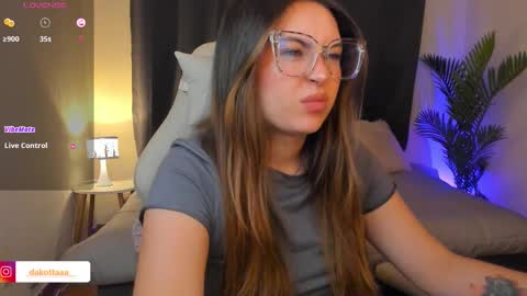 dakottaa__ online show from February 10, 12:15 am