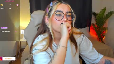 dakottaa__ online show from June 24, 12:42 am