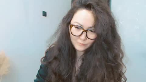 Snapshot of dalidayes chatting on August 1, 5:40 am Dali online show from August 1, 5:40 am