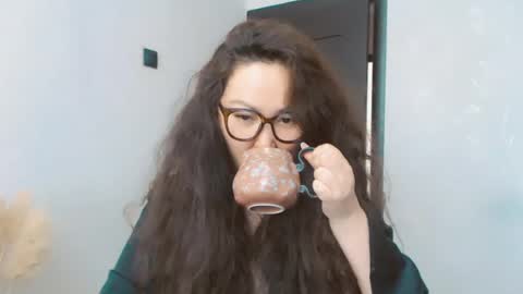 Snapshot of dalidayes chatting on August 7, 7:10 am Dali online show from August 7, 7:10 am