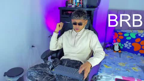 Snapshot of damar_felipe chatting on April 3, 8:01 am damar_felipe online show from April 3, 8:01 am