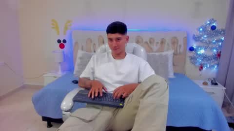 Snapshot of damian23_ chatting on December 1, 4:29 pm DAMIAN online show from December 1, 4:29 pm