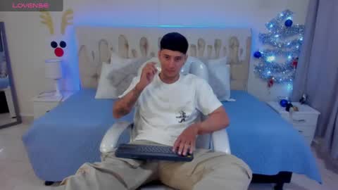 Snapshot of damian23_ chatting on December 9, 1:13 pm DAMIAN online show from December 9, 1:13 pm