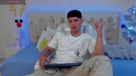 Snapshot of damian23_ chatting on December 9, 4:26 pm DAMIAN online show from December 9, 4:26 pm