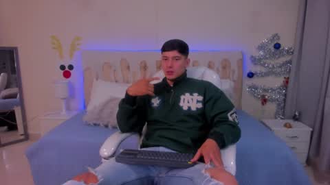 Snapshot of damian23_ chatting on December 12, 9:19 am DAMIAN online show from December 12, 9:19 am