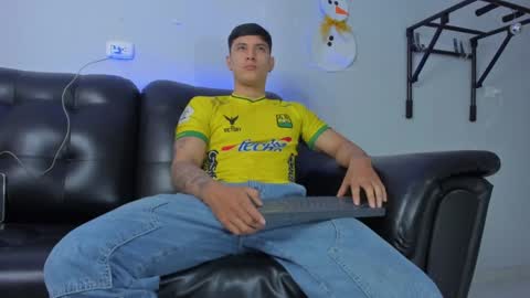 Snapshot of damian23_ chatting on December 13, 9:35 am DAMIAN online show from December 13, 9:35 am