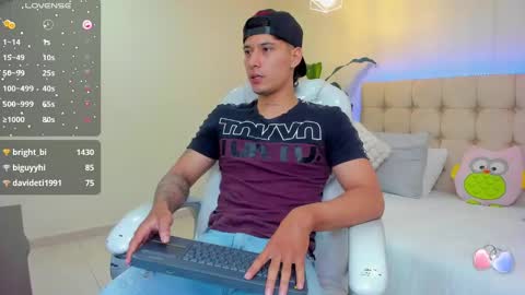 Snapshot of damian23_ chatting on January 21, 12:29 pm DAMIAN online show from January 21, 12:29 pm