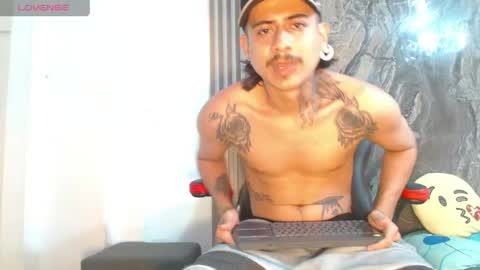 Snapshot of damian_and_camerum chatting on April 15, 2:40 am damian_and_camerum online show from April 15, 2:40 am