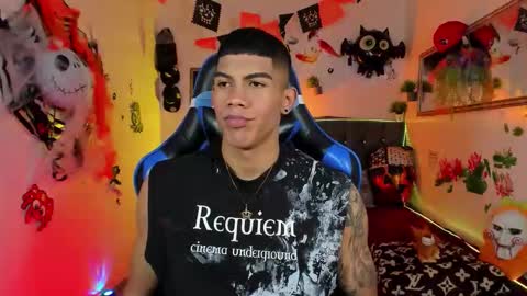 Snapshot of damian_latinxxx chatting on October 31, 4:02 am Damian online show from October 31, 4:02 am