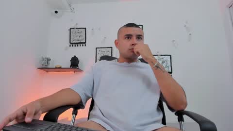Snapshot of damianblazee chatting on June 16, 11:46 am damianblazee online show from June 16, 11:46 am