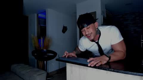 Snapshot of dammianmilleroficial chatting on December 14, 10:47 pm INSTAGRAM DAMMIANMILLEROFICIAL online show from December 14, 10:47 pm