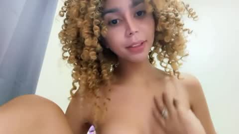 Snapshot of damnperfectxx chatting on February 23, 3:48 am damnperfectxx online show from February 23, 3:48 am