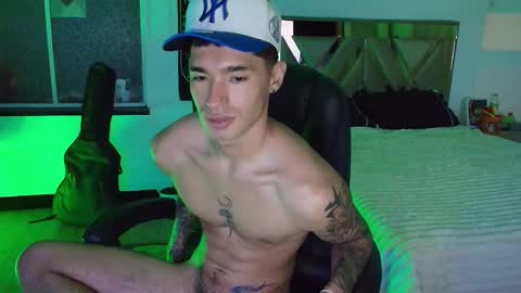 Snapshot of damon_333 chatting on October 16, 6:47 am Damon online show from October 16, 6:47 am