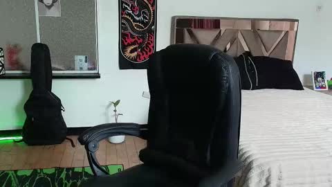 Snapshot of damon_333 chatting on October 20, 8:09 pm Damon online show from October 20, 8:09 pm