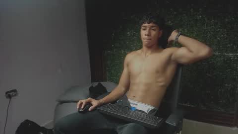 Snapshot of damon_sw chatting on November 30, 5:39 pm damon online show from November 30, 5:39 pm