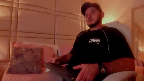 Snapshot of damonsantos chatting on November 2, 3:31 am D A M O N online show from November 2, 3:31 am