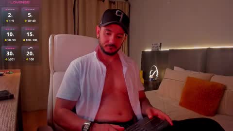 Snapshot of damonsantos chatting on December 3, 10:02 am D A M O N online show from December 3, 10:02 am