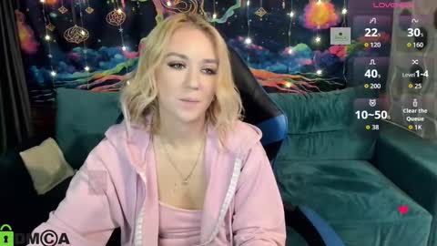 Snapshot of dances_queen chatting on December 16, 7:57 am dances_queen online show from December 16, 7:57 am