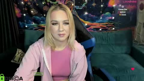 Snapshot of dances_queen chatting on January 9, 8:17 am dances_queen online show from January 9, 8:17 am