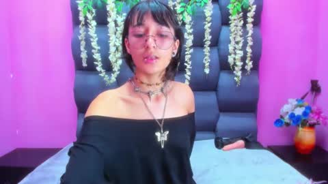 Snapshot of dani_dream chatting on October 9, 2:04 pm dani_dream online show from October 9, 2:04 pm