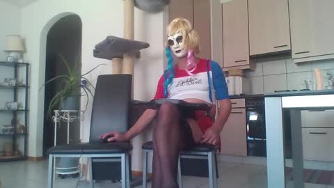 newcumer online show from February 4, 9:07 am