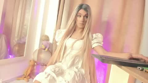danielamay00 online show from July 12, 9:44 am