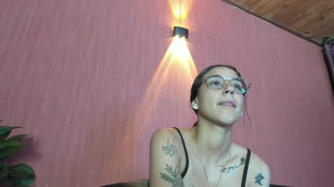 Snapshot of danielamonroe chatting on March 29, 12:10 am danielamonroe online show from March 29, 12:10 am