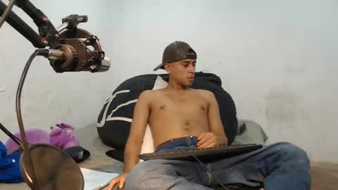 Snapshot of danielitopapii chatting on December 18, 10:57 pm danielitopapii online show from December 18, 10:57 pm