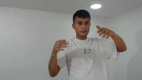 Snapshot of danielitopapii chatting on February 19, 7:27 pm danielitopapii online show from February 19, 7:27 pm