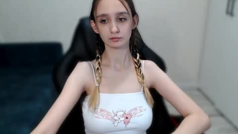 Snapshot of daniella_martin chatting on December 27, 11:17 am Daniella Martin online show from December 27, 11:17 am