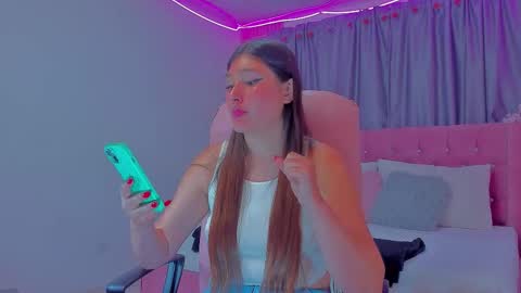 Snapshot of danielle_april chatting on November 11, 2:22 am Danielle online show from November 11, 2:22 am