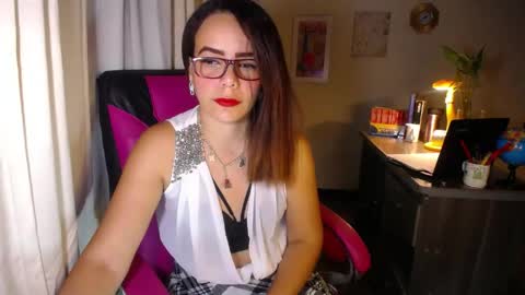 Snapshot of danielle_rose_ chatting on April 14, 1:50 pm Angie online show from April 14, 1:50 pm
