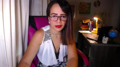 Snapshot of danielle_rose_ chatting on May 1, 6:12 pm Angie online show from May 1, 6:12 pm