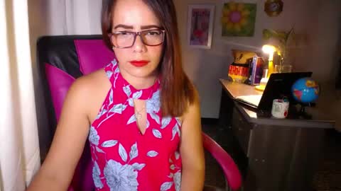 Snapshot of danielle_rose_ chatting on May 5, 2:25 pm Angie online show from May 5, 2:25 pm