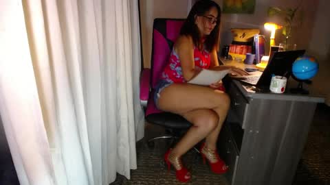 Snapshot of danielle_rose_ chatting on May 9, 7:52 pm Angie online show from May 9, 7:52 pm