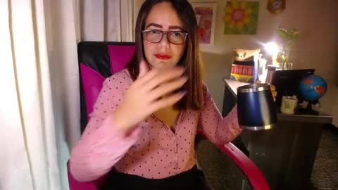 Snapshot of danielle_rose_ chatting on May 28, 5:10 pm Angie online show from May 28, 5:10 pm