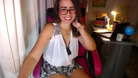 Snapshot of danielle_rose_ chatting on June 2, 3:03 pm Angie online show from June 2, 3:03 pm