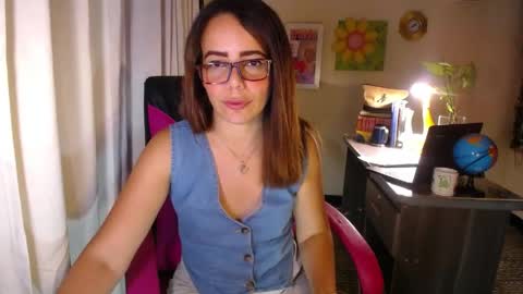 Snapshot of danielle_rose_ chatting on June 5, 6:35 pm Angie online show from June 5, 6:35 pm