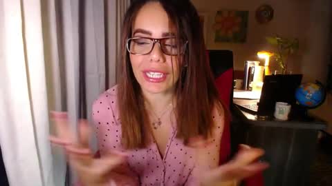 Snapshot of danielle_rose_ chatting on June 6, 7:07 pm Angie online show from June 6, 7:07 pm