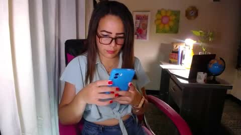 Snapshot of danielle_rose_ chatting on June 8, 6:30 pm Angie online show from June 8, 6:30 pm