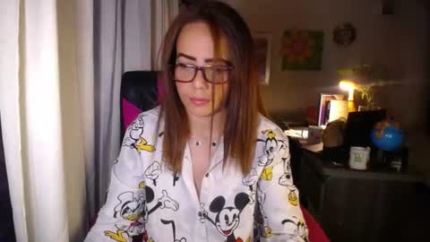 Snapshot of danielle_rose_ chatting on June 29, 5:02 pm Angie online show from June 29, 5:02 pm